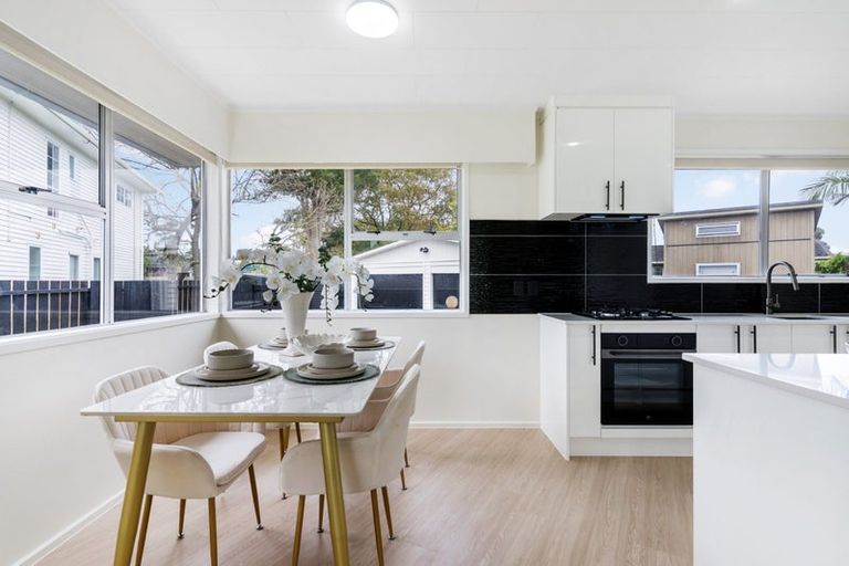 Photo of property in 17 Nan Place, Pakuranga Heights, Auckland, 2010