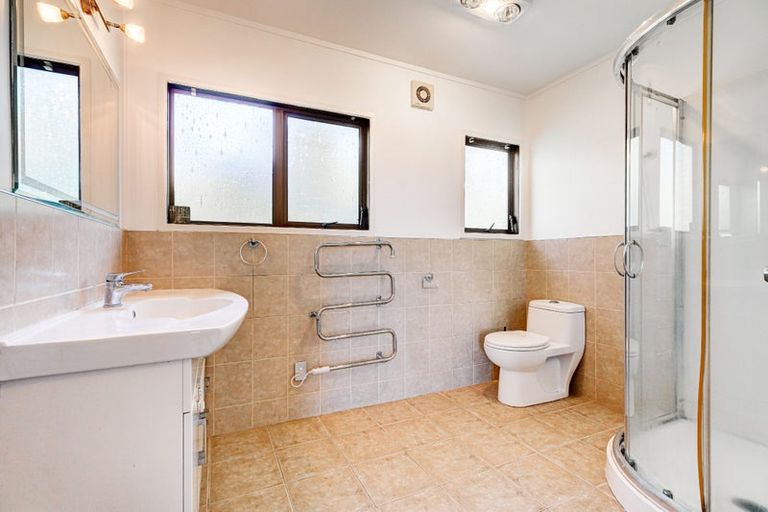Photo of property in 29 Noeleen Street, Glenfield, Auckland, 0629