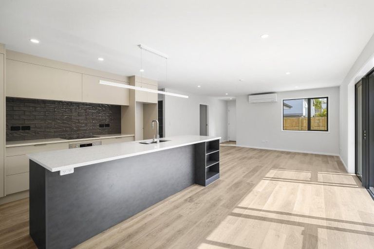 Photo of property in 10b Gradwell Place, Two Mile Bay, Taupo, 3330