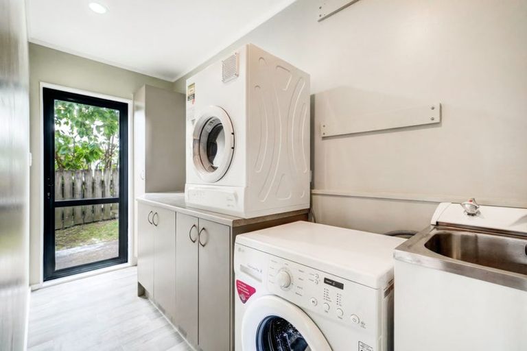 Photo of property in 2/28 Pahi Place, West Harbour, Auckland, 0618