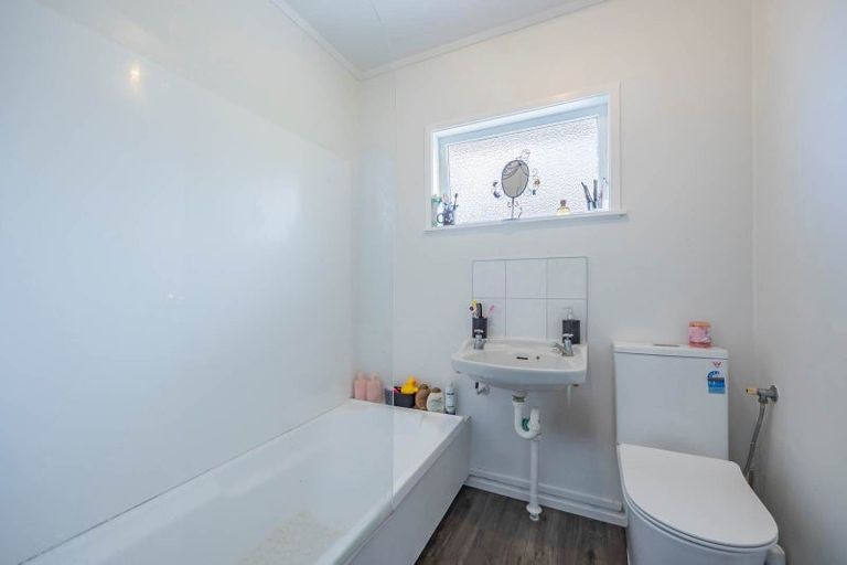 Photo of property in 1/5 Keldale Place, Forrest Hill, Auckland, 0620