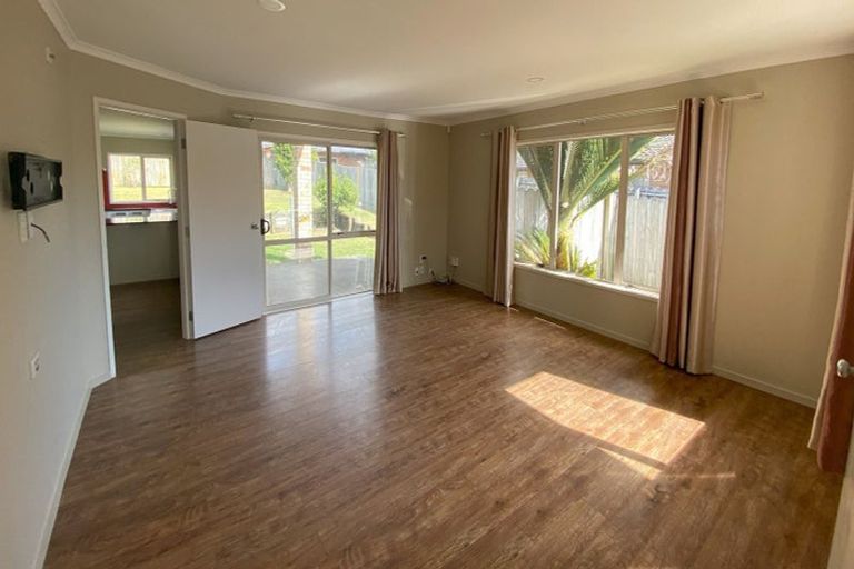 Photo of property in 12 Neaptide Close, Red Beach, 0932