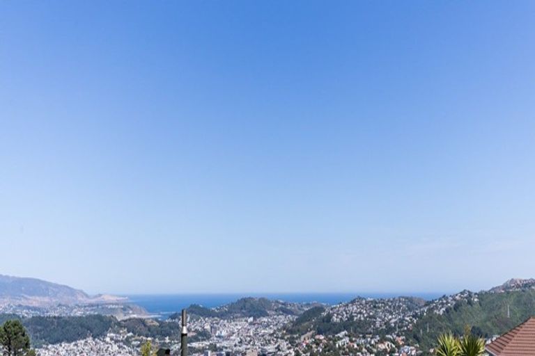 Photo of property in 4 Middlesex Place, Northland, Wellington, 6012