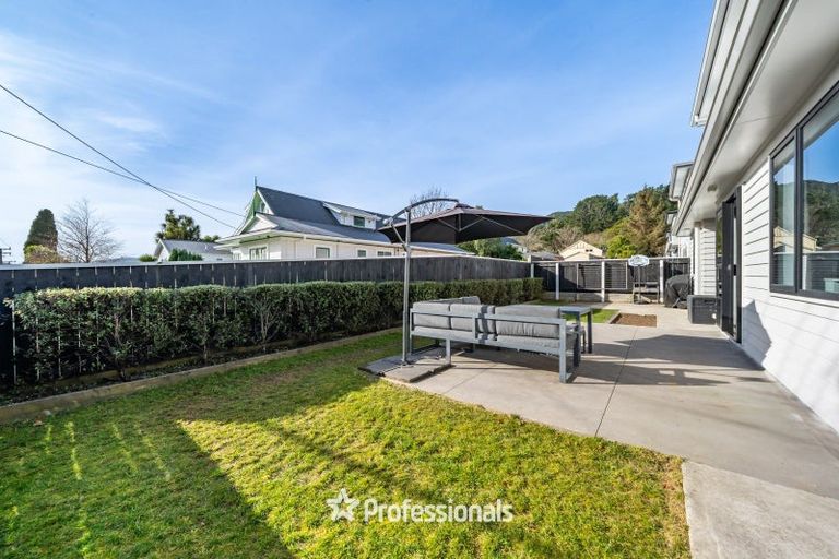 Photo of property in 393 Stokes Valley Road, Stokes Valley, Lower Hutt, 5019