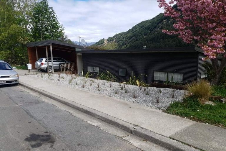 Photo of property in 14-14a Mackinnon Terrace, Sunshine Bay, Queenstown, 9300