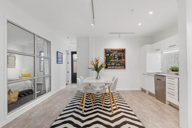 Photo of property in 2/25a Lake Road, Devonport, Auckland, 0624