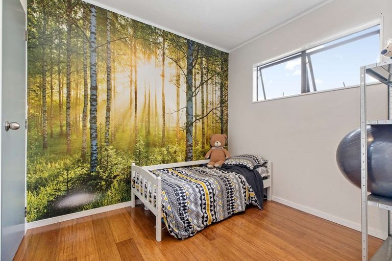 Photo of property in 2/10 Jarrah Place, Massey, Auckland, 0614