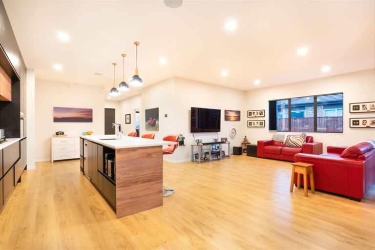 Photo of property in 16 Kauri Drive, Waiuku, 2123