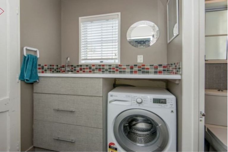 Photo of property in 244 Memorial Avenue, Burnside, Christchurch, 8053