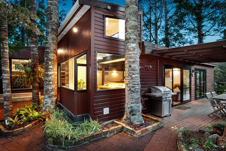 Photo of property in 34 Hollywood Avenue, Titirangi, Auckland, 0604