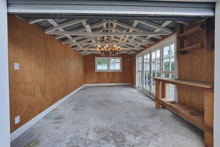 Photo of property in 28 Whites Line West, Woburn, Lower Hutt, 5010