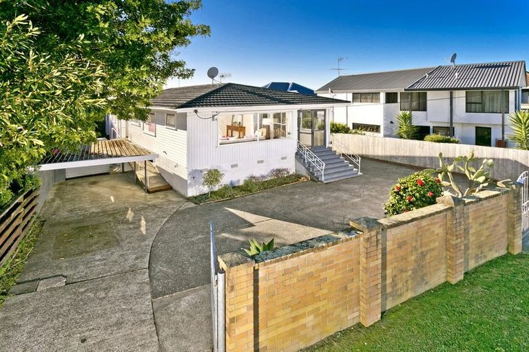 Photo of property in 96 Pupuke Road, Hillcrest, Auckland, 0627