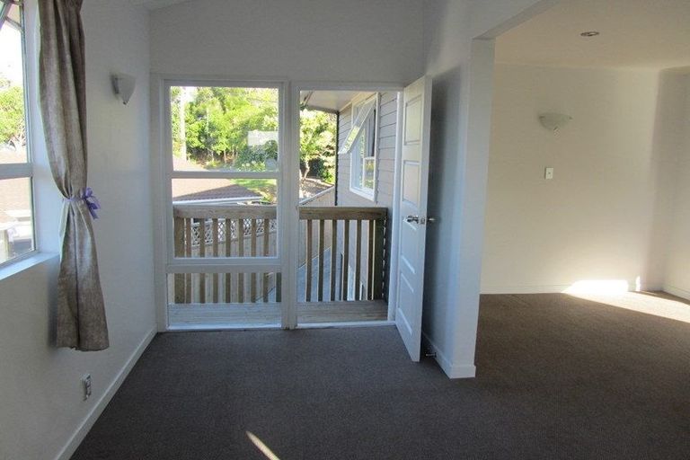 Photo of property in 120 Sunset Road, Unsworth Heights, Auckland, 0632
