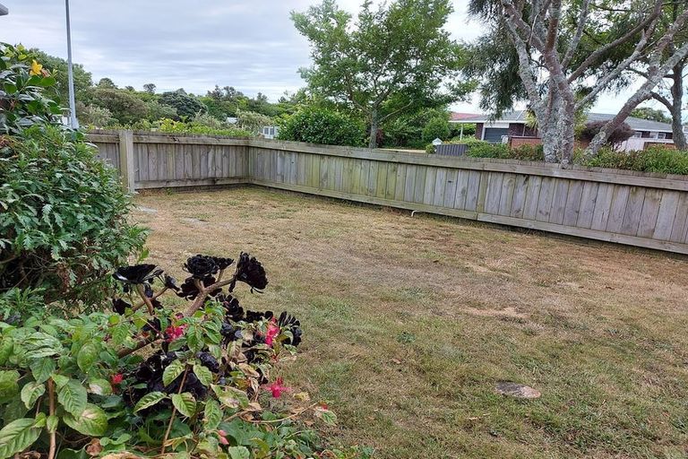 Photo of property in 18 Rewarewa Crescent, Waikanae, 5036