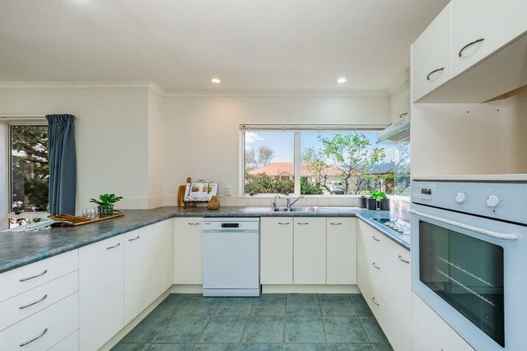 Photo of property in 122 Guildford Drive, Paraparaumu Beach, Paraparaumu, 5032