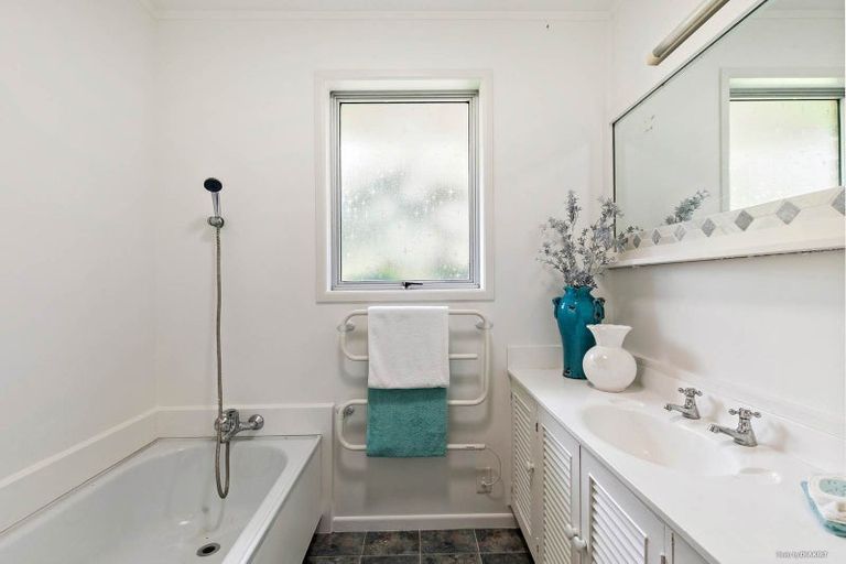 Photo of property in 122 Whangaparaoa Road, Red Beach, 0932