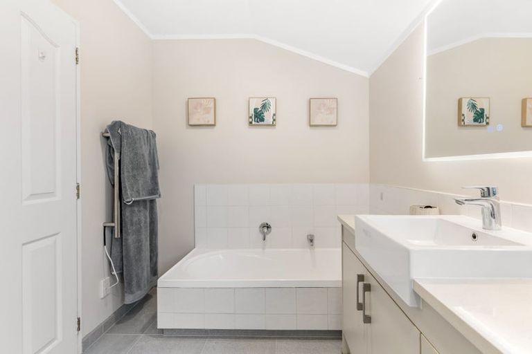 Photo of property in 1/1018 East Coast Road, Fairview Heights, Auckland, 0630