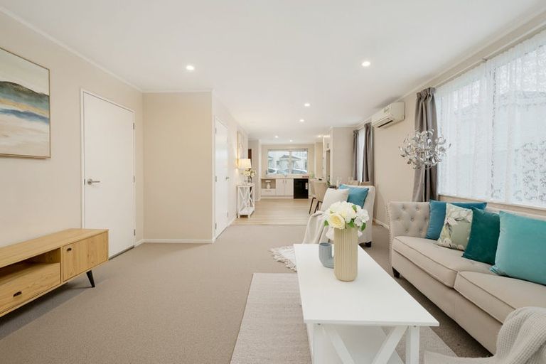 Photo of property in 11 Manatu Lane, Kelston, Auckland, 0602