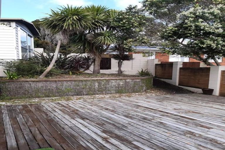 Photo of property in 2/5 Downing Street, Glenfield, Auckland, 0629