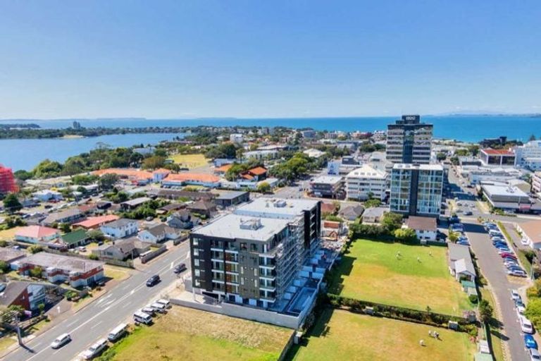 Photo of property in Frank Sargeson Apts, 303/74 Anzac Street, Takapuna, Auckland, 0622