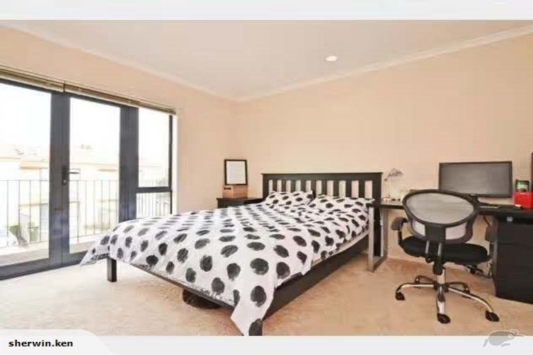 Photo of property in Tuscany Way, 3/3 Ambrico Place, New Lynn, Auckland, 0600
