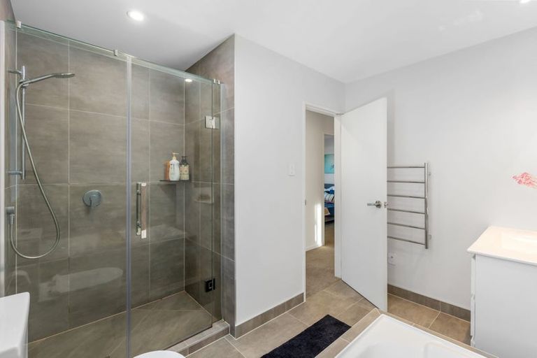 Photo of property in 4b Halberg Street, Glenfield, Auckland, 0629