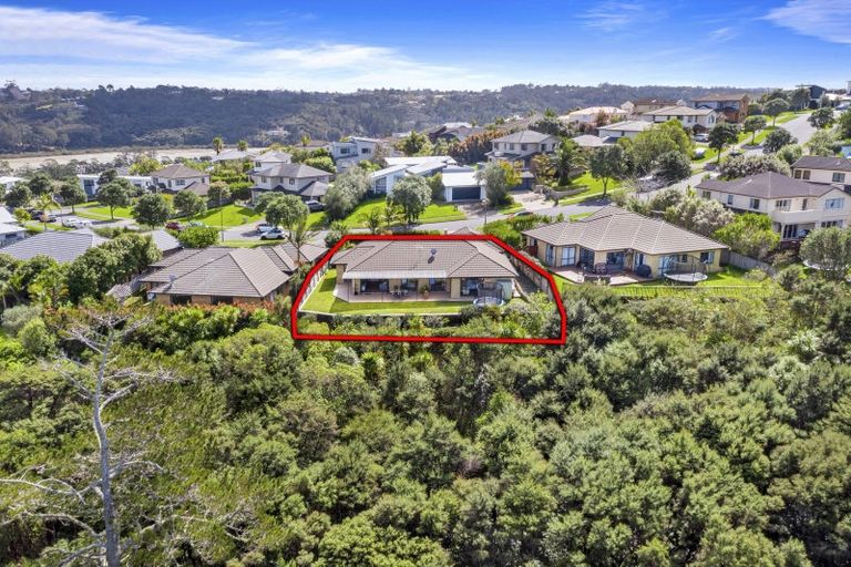 Photo of property in 72 Kittiwake Drive, Schnapper Rock, Auckland, 0632