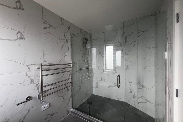 Photo of property in 21 Divich Avenue, Te Atatu South, Auckland, 0610