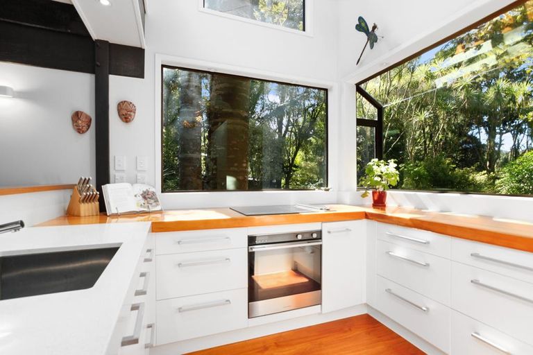 Photo of property in 34 Hollywood Avenue, Titirangi, Auckland, 0604