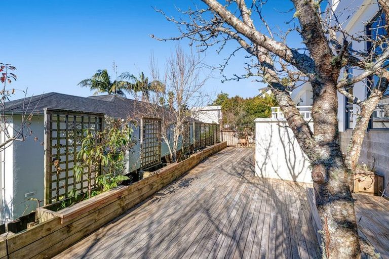 Photo of property in 29 Tenbless Court, Unsworth Heights, Auckland, 0632