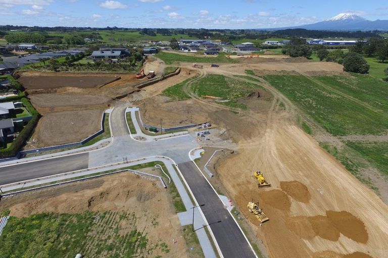 Photo of property in 7 Oakmont Crescent, Waiwhakaiho, New Plymouth, 4312
