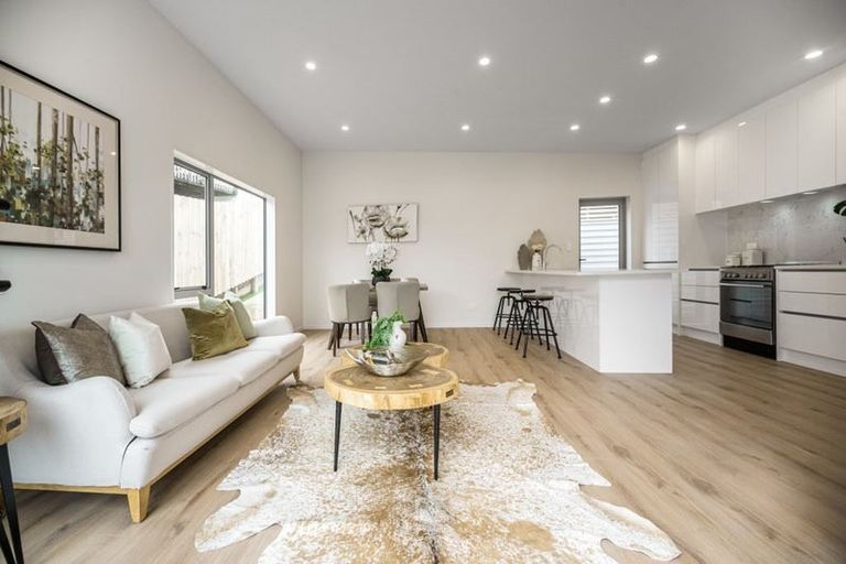 Photo of property in 2/128 Sunset Road, Unsworth Heights, Auckland, 0632