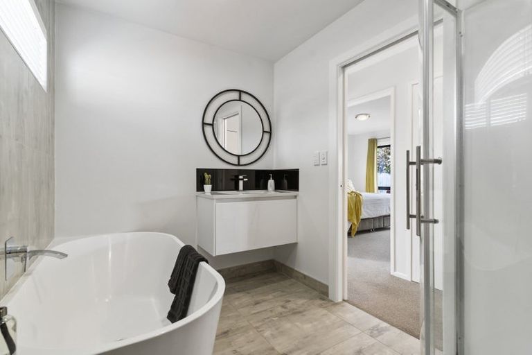 Photo of property in 2/9 Lancaster Road, Beach Haven, Auckland, 0626