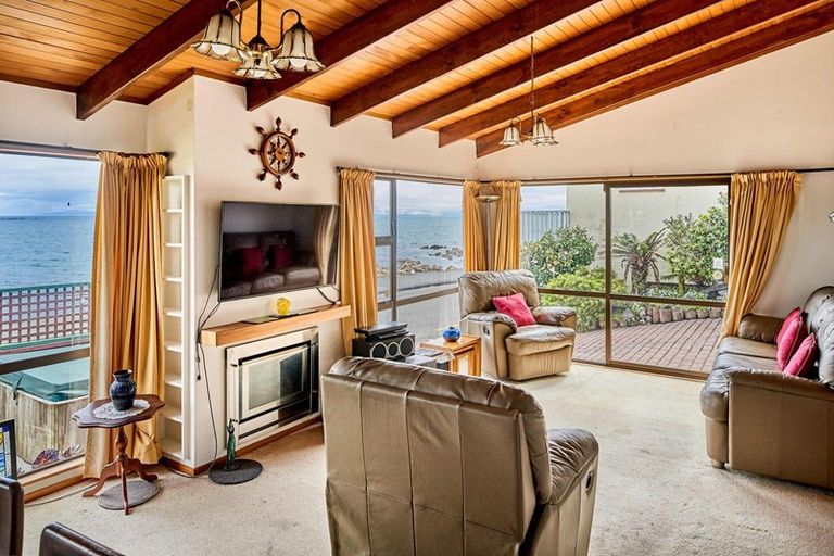 Photo of property in 16 Moana Road, Plimmerton, Porirua, 5026