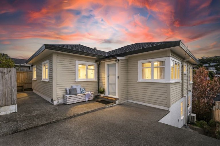 Photo of property in 15 Glanmire Road, Newlands, Wellington, 6037