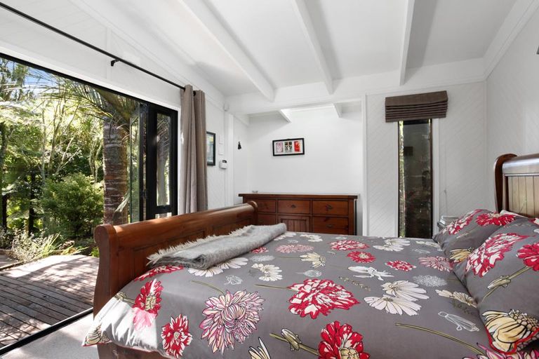 Photo of property in 34 Hollywood Avenue, Titirangi, Auckland, 0604