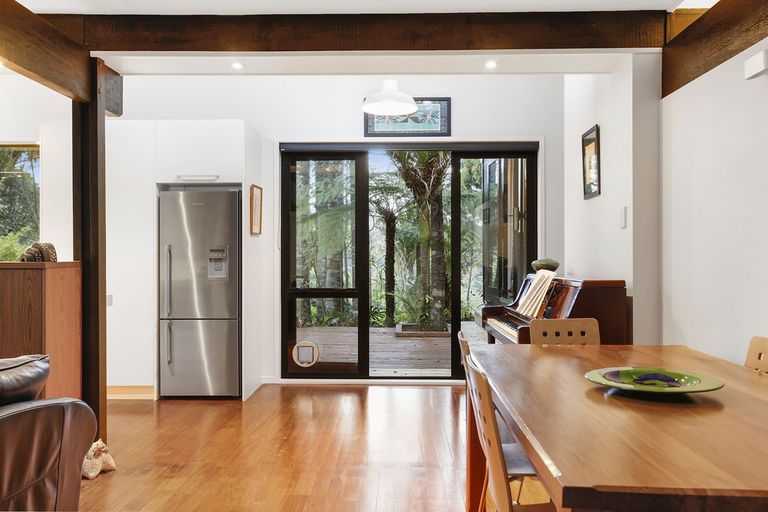 Photo of property in 34 Hollywood Avenue, Titirangi, Auckland, 0604