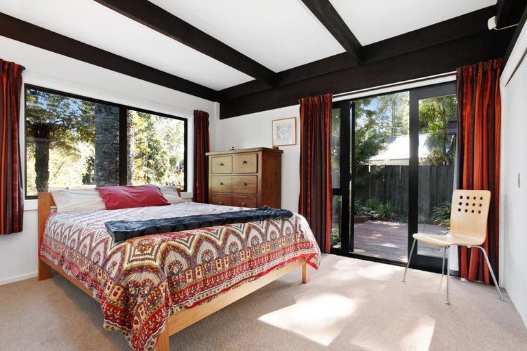 Photo of property in 34 Hollywood Avenue, Titirangi, Auckland, 0604