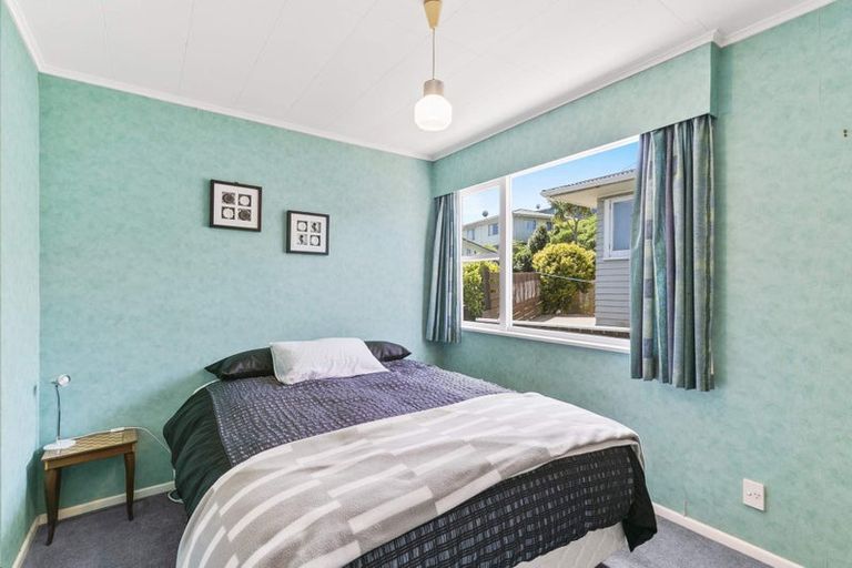 Photo of property in 18 Alder Place, Newlands, Wellington, 6037