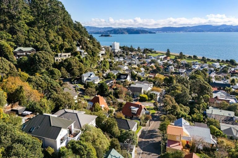 Photo of property in 32 Rona Street, Eastbourne, Lower Hutt, 5013