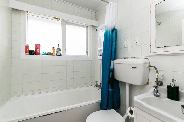 Photo of property in 139u2 Queens Drive, Lyall Bay, Wellington, 6022