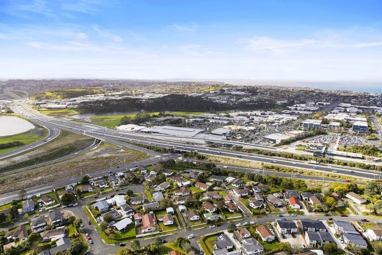 Photo of property in 91 Santiago Crescent, Unsworth Heights, Auckland, 0632