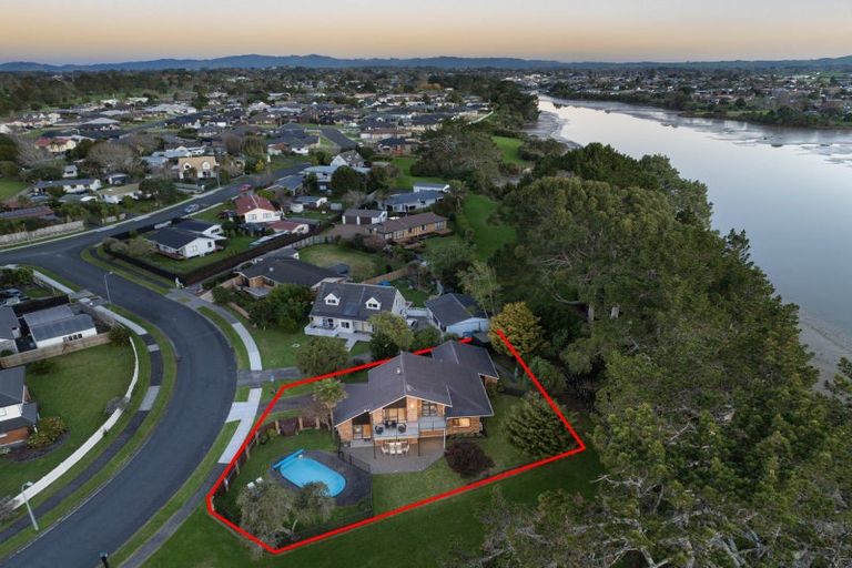 Photo of property in 5 Godwit Place, Waiuku, 2123