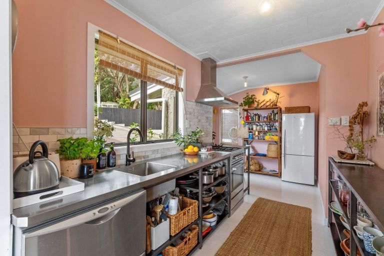 Photo of property in 27 Domain Crescent, Muriwai, Waimauku, 0881