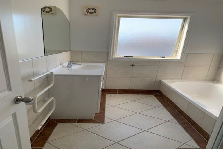 Photo of property in 2 Glastry Close, East Tamaki Heights, Auckland, 2016