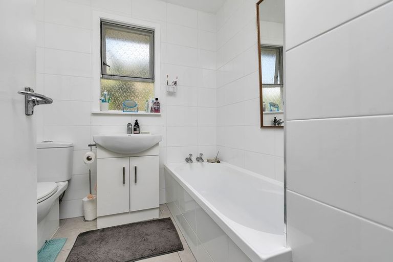 Photo of property in 146 Glenfield Road, Birkenhead, Auckland, 0626