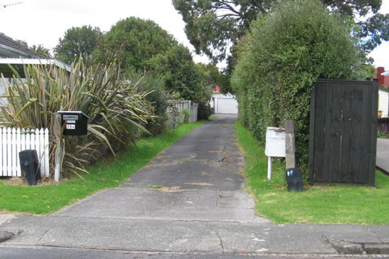 Photo of property in 15 Brookfield Road, Te Atatu Peninsula, Auckland, 0610