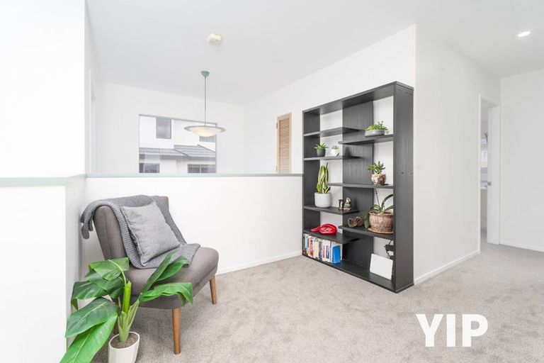 Photo of property in 3 Forbes Lane, Newlands, Wellington, 6037