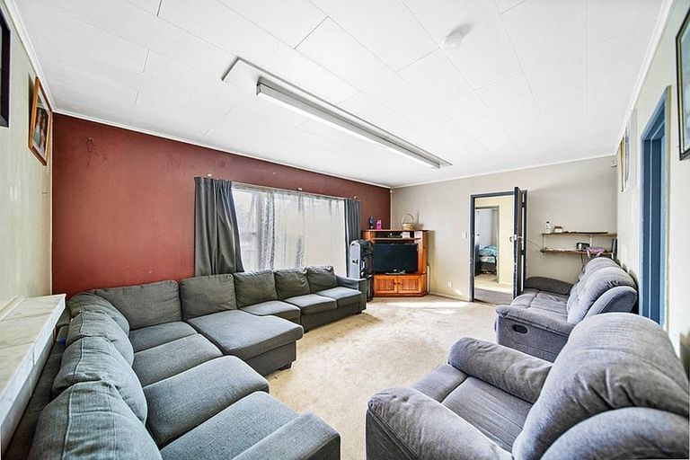 Photo of property in 13 Humphreys Place, Mangere, Auckland, 2022