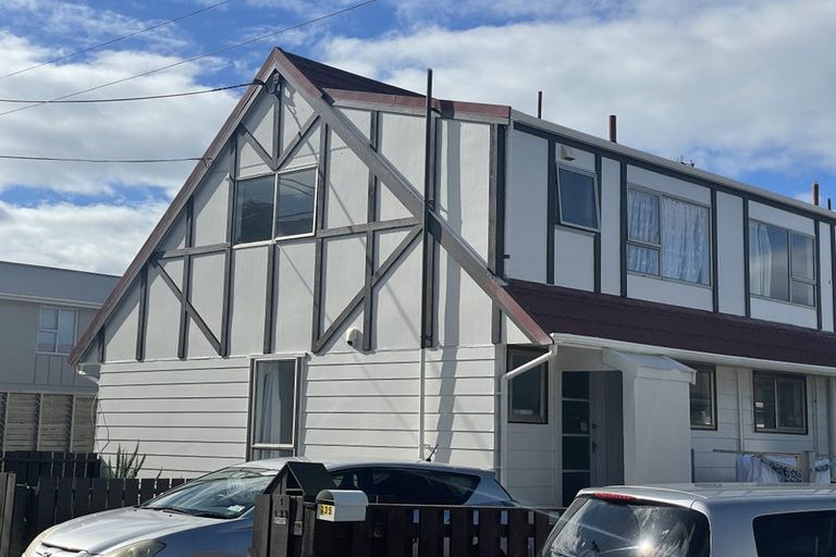 Photo of property in 1/133 Queens Drive, Lyall Bay, Wellington, 6022